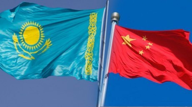 Флаги Китая и Казахстана 