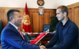 Спикер кыргызского парламента наградил россиянина за спасение кыргызстанок при пожаре в Москве 