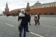 Житель Бишкека пронес свою бабушку через Красную площадь и исполнил ее мечту