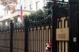 Кыргызстанцы несут цветы к российскому посольству в Бишкеке