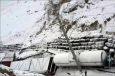 Узбекистан: На перевале Камчик снежный оползень опрокинул грузовой поезд