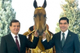 Президенты Туркмении и Узбекистана обменялись подарками — скакун и книжка