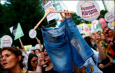 В Стамбуле сотни женщин вышли на марш против ограничений в свободе выбора одежды