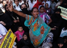 Толпы людей прорываются на территории заводов... В Индии началась общенациональная забастовка