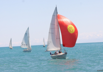 Кыргызстан отметил годовщину Победы крейсерской гонкой на Иссык-Куле