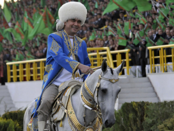 Туркменистан: Бердымухамедов, слезай с коня и смени портного