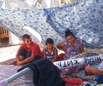 Реалии Узбекистана: семья, ожидающая пополнения, два месяца живет на улице