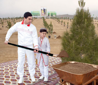 Президент Туркменистана с внуком совершили восхождение по Тропе здоровья 