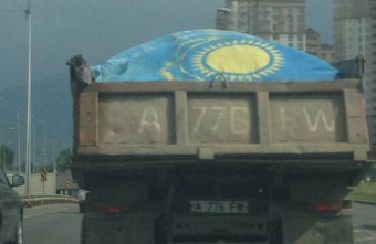 Казахстанца оштрафовали за использование госфлага при вывозе мусора