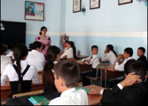 Чиновники не рекомендуют принимать в русские классы школ детей из таджикских семей