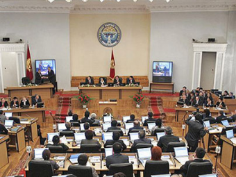 В парламенте Кыргызстана обсуждают введение национального дресс-кода для служащих