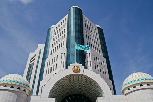 Сенат Казахстана попросил назначить внеочередные выборы президента