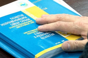 Трое участников президентской гонки в Казахстане провалили экзамен по языку