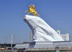 Туркменистан: Население страны «добровольно» сдает деньги на конный памятник президенту