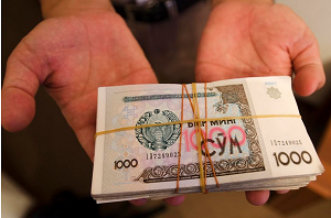 Узбекистан: Курс сума падает, а черный рынок валюты процветает