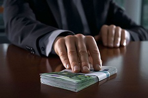 В Казахстане список коррупционеров пополняется на три тысячи человек в год