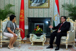 Посольство Таджикистана в Бишкеке высказалось по заявлению Отунбаевой о Рахмоне
