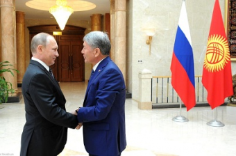 Путин вручил президенту Киргизии Атамбаеву орден Александра Невского