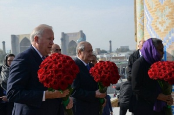 Замгоссекретаря США встретился с Мирзиёевым и посетил могилу Каримова