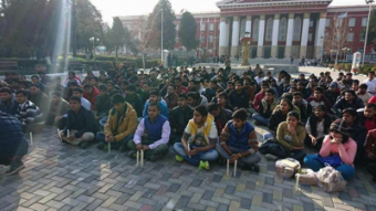 В Кыргызстане митингуют студенты из Индии