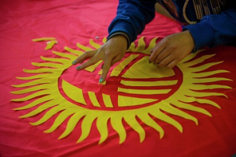 Сатпаев: Кыргызстан из-за политических экспериментов напоминает белую ворону в регионе