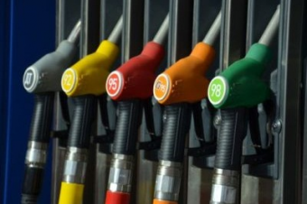 Китай снижает цены на бензин и дизельное топливо