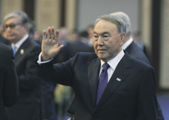 Назарбаев отдает часть своей власти