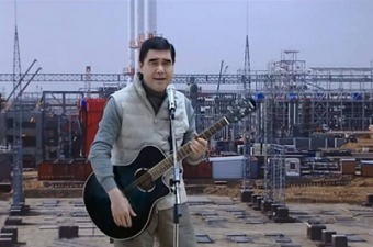 Бердымухамедов спел песню на встрече с избирателями. ВИДЕО