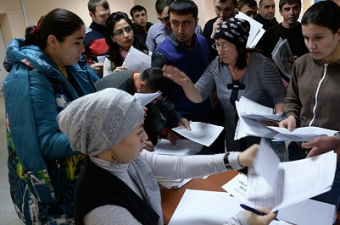 Нет продавцам и сиделкам: Новосибирск расширил запрет на работу мигрантов