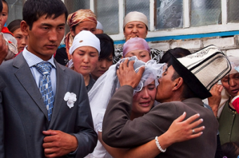 В Киргизии решают как предотвратить браки с иностранцами