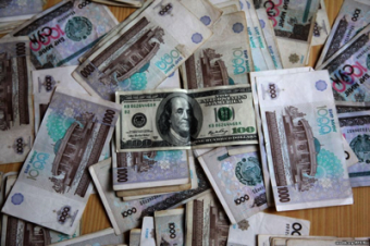 Психологический рубеж: на черном рынке Узбекистана вырос доллар