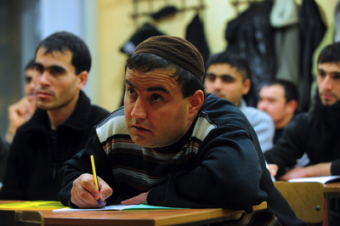 Мигранты из Узбекистана перед выездом в Россию будут сдавать платный экзамен в Ташкенте