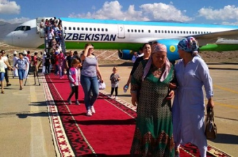 Первый самолёт с узбекскими туристами приземлился в аэропорту Иссык-Куля