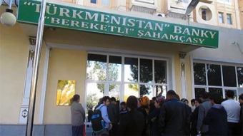 В Туркменистане выстраиваются очереди из желающих перевести деньги за рубеж