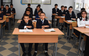 Нет хиджабам и узким юбкам: в Таджикистане объявили требования к одежде школьников