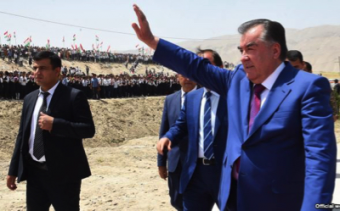 Свадьба по поручению: учитель истории в Таджикистане женится благодаря президенту
