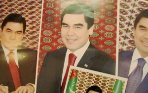 В госучреждениях массово обновляют портреты президента Туркменистана