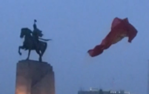 В столице Киргизии шквальный ветер сорвал флаг на центральной площади