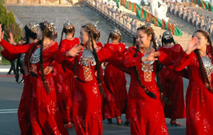 В Туркмении запретили облегающие платья и усилили контроль за интимной жизнью неженатых пар