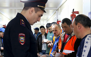 Трудовым мигрантам в России запретили регистрироваться по месту работы
