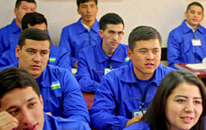 Тракторист становится швеей. Как устроен оргнабор мигрантов из Узбекистана в Россию