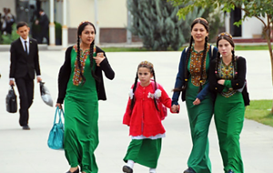 В Туркменистане школьниц обязали носить национальные штаны