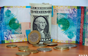 Казахский тенге обновил антирекорд за 2,5 года по отношению к доллару