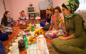 Очереди, растущие цены и дорогой алкоголь – цена счастья в Туркменистане