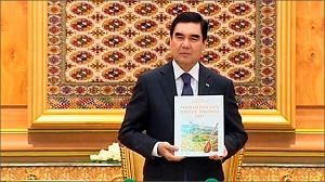 Туркменских школьников обязали покупать книги президента