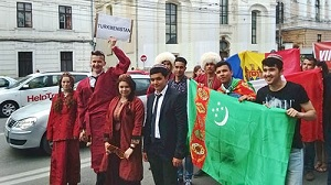 Туркменским студенткам в Беларуси запретили носить джинсы, а студентам бороды
