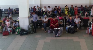 В выходные десятки пассажиров были сняты с рейсов в Ашхабадском аэропорту