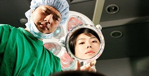 Киргизские девушки все чаще идут к хирургам за "выразительными глазами"