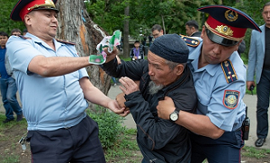 Митинги, аресты, блокировки сайтов. Как проходят выборы президента в Казахстане
