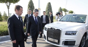 Президент Туркменистана появился на публике и купил у России лимузины